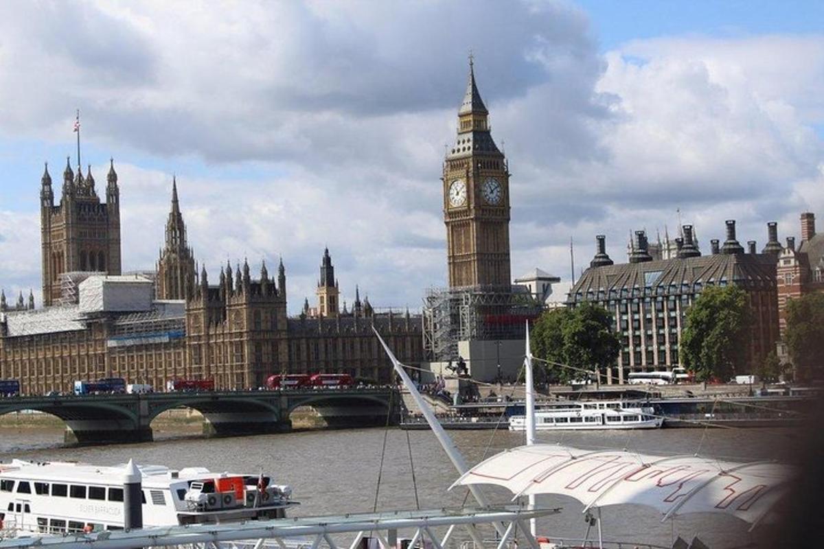 Útsýni yfir klukkuturninn á Big Ben og þinghúsið