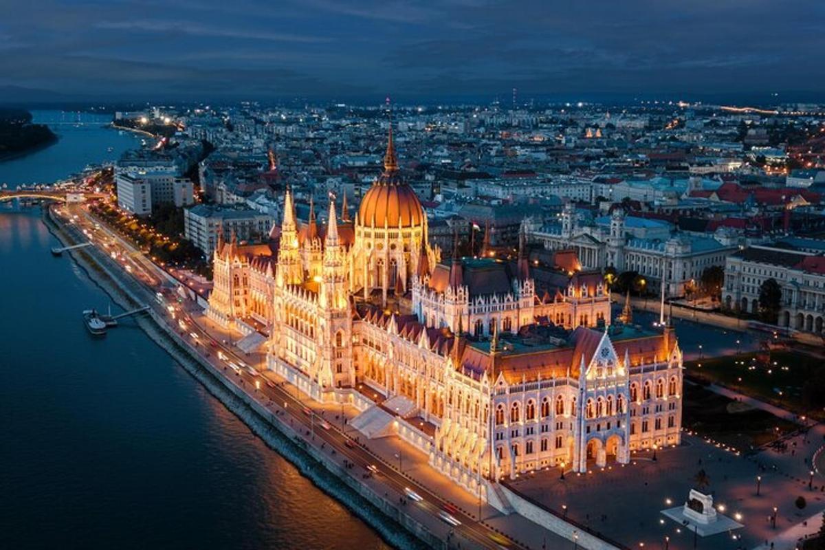 pemandangan dari udara bangunan parlimen hungaria pada waktu malam