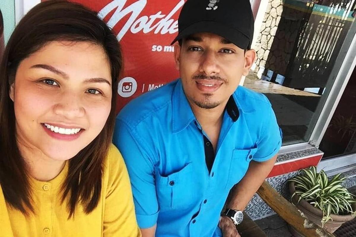 um homem e uma mulher posando para uma foto
