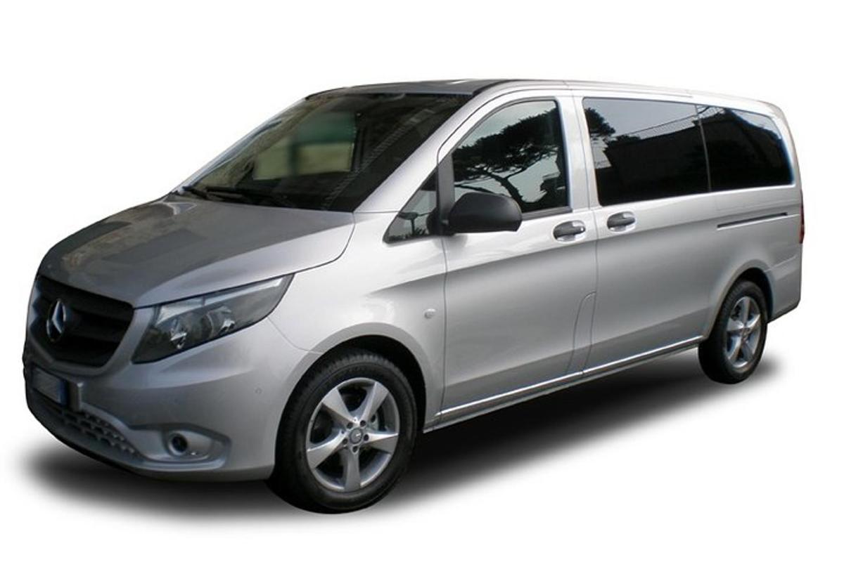 srebrni minivan izoliran na bijeloj pozadini