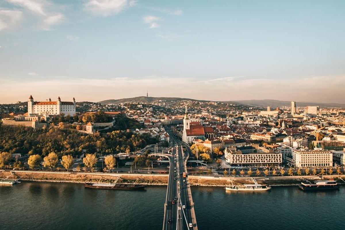 egy híd egy folyón át egy várossal