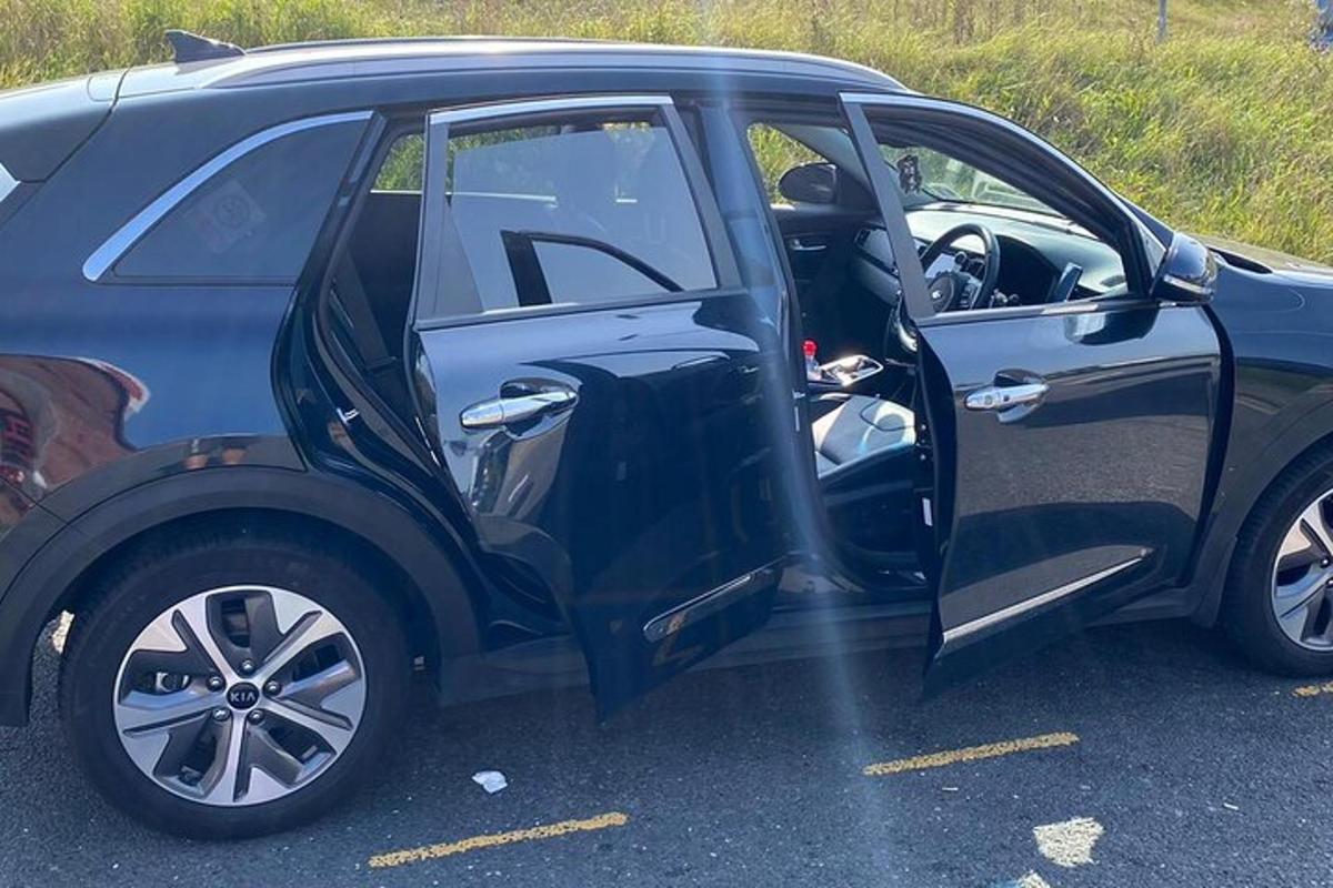 modré auto s otevřenými dveřmi na parkovišti