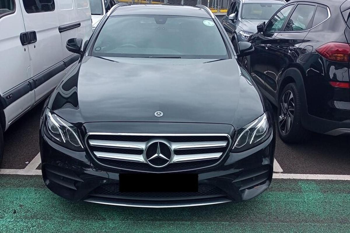 auto Mercedes Benz zaparkované na parkovišti
