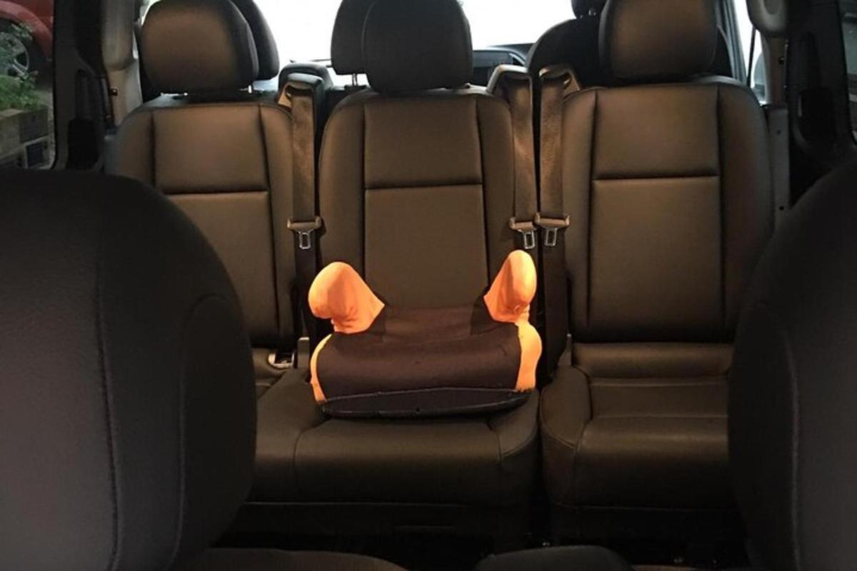 autosedačka na zadním sedadle auta
