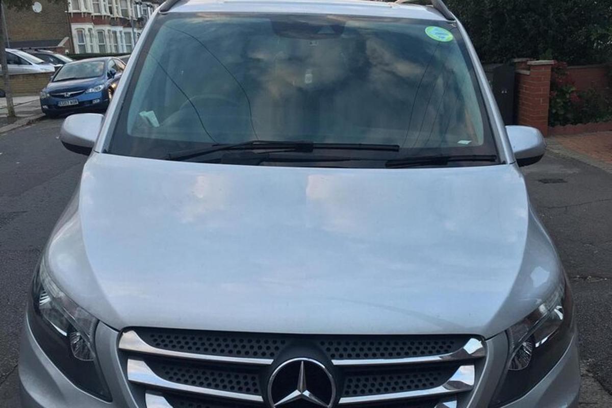 bílý vůz Mercedes Benz zaparkovaný na parkovišti