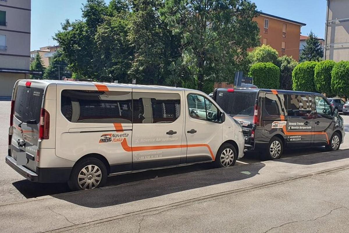 dua buah van putih diletakkan di tempat letak kereta