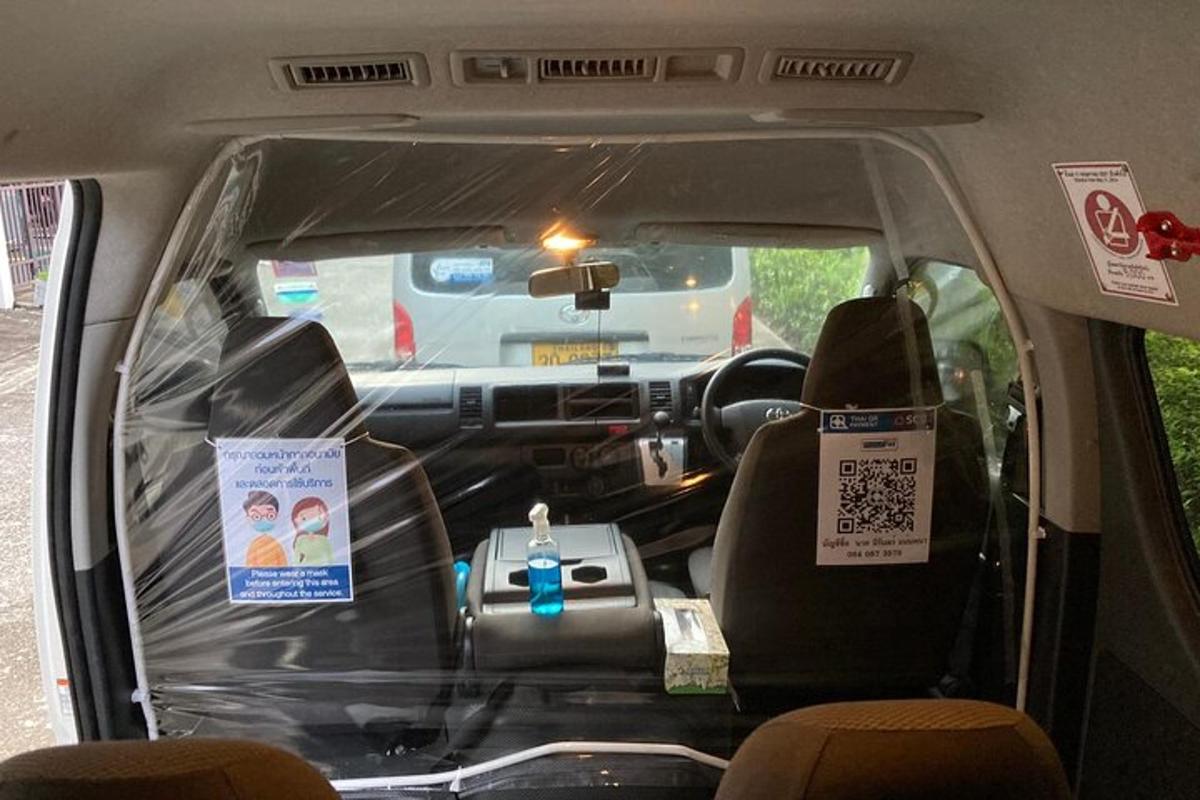 auto se zadním sedadlem dodávky s cedulemi na něm