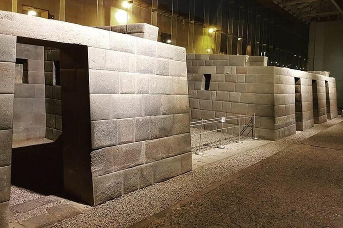 un muro di pietra in un edificio di notte