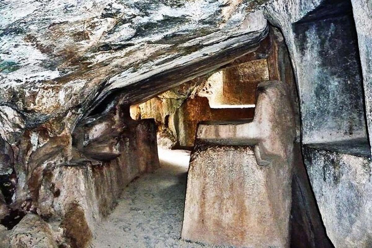 una statua di una persona in piedi in una grotta