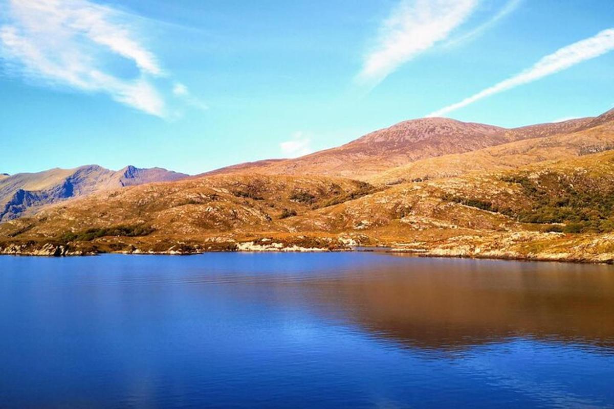 一大片水域，背景是群山