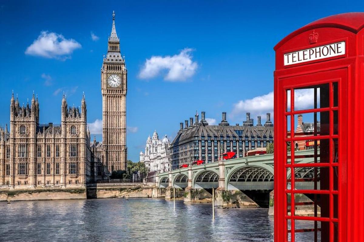 Červená telefonní budka a hodinová věž Big Ben v Londýně