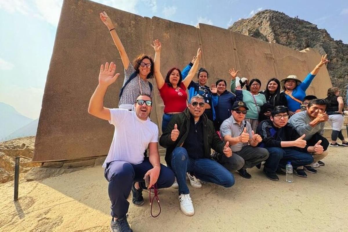 un gruppo di persone in posa per una foto su un muro