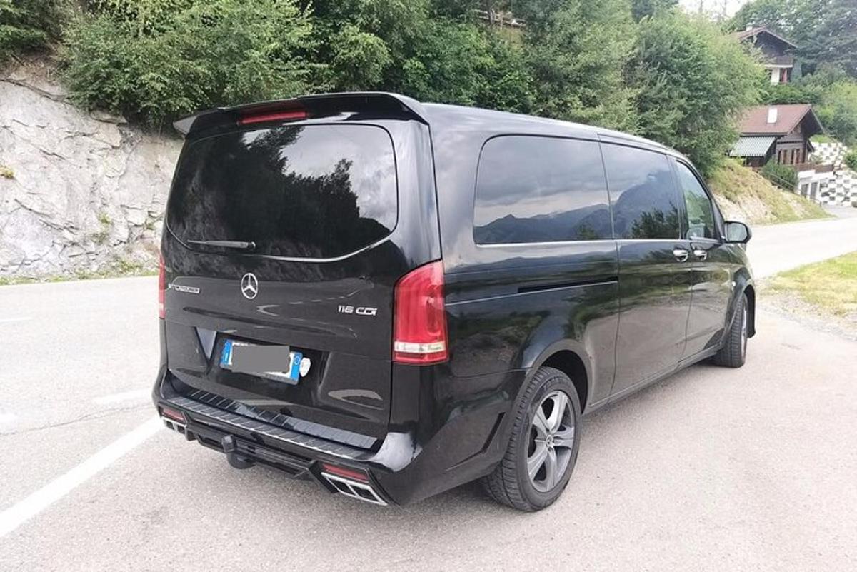 černá dodávka zaparkovaná na parkovišti