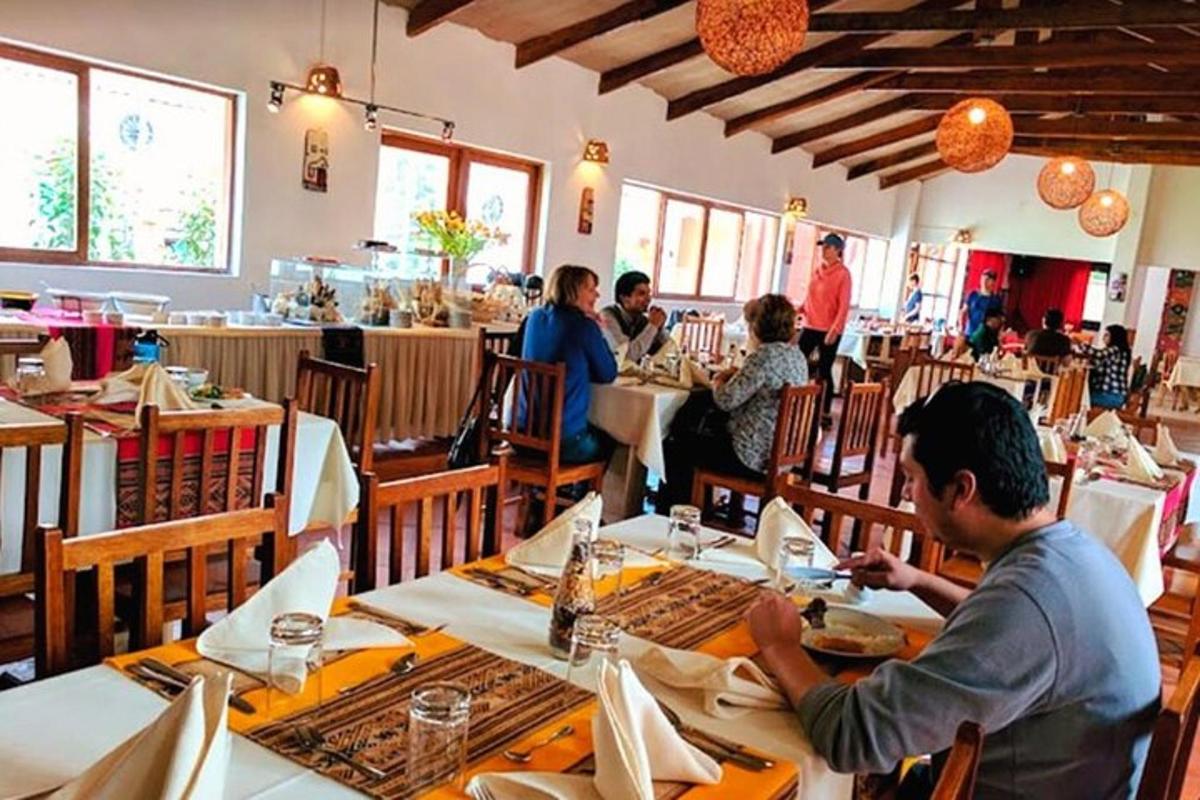 un gruppo di persone sedute ai tavoli di un ristorante