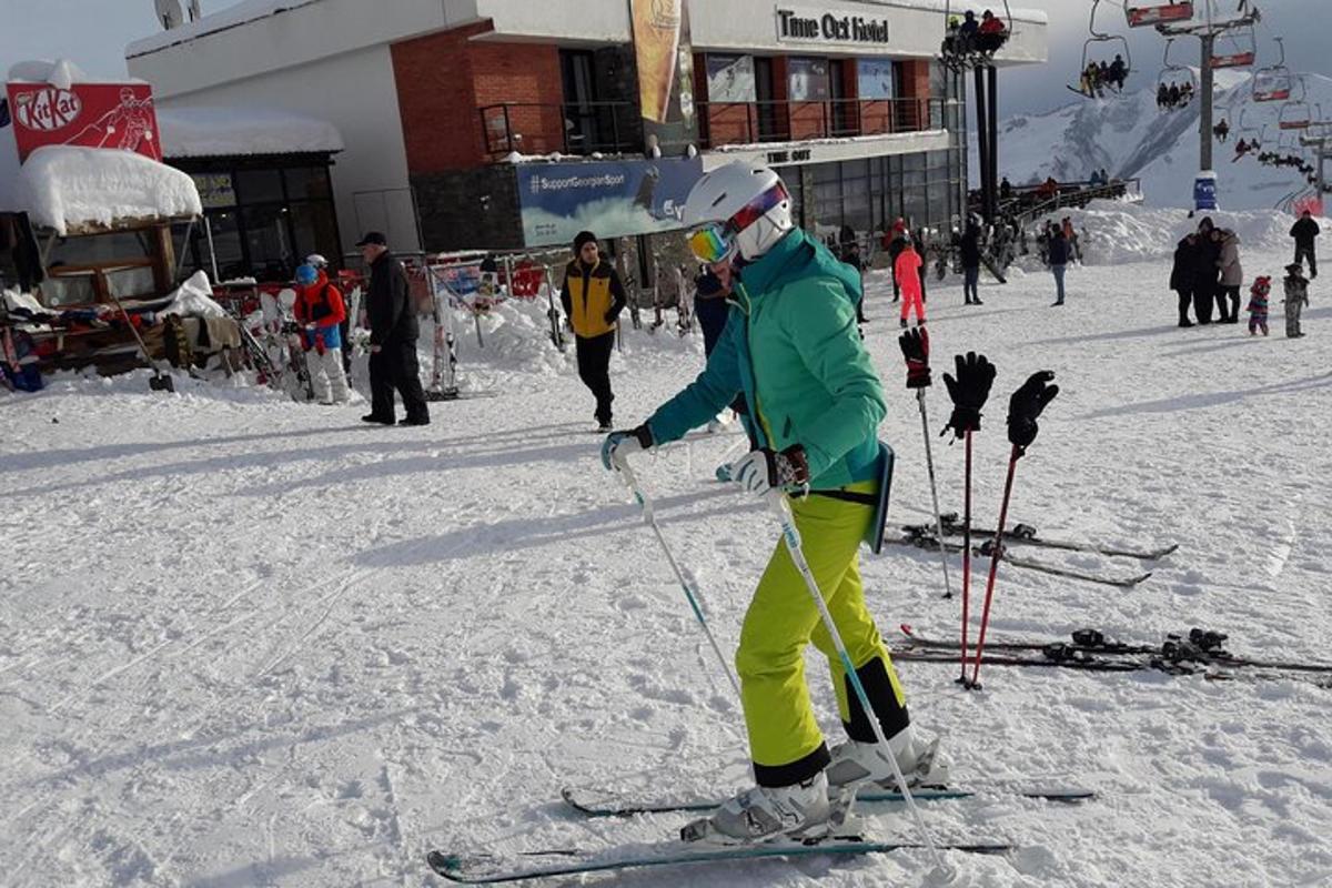 oseba na smučeh v snegu na smučišču