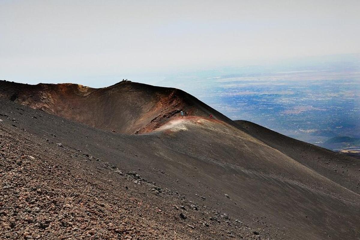 una vista desde la cima de una montaña