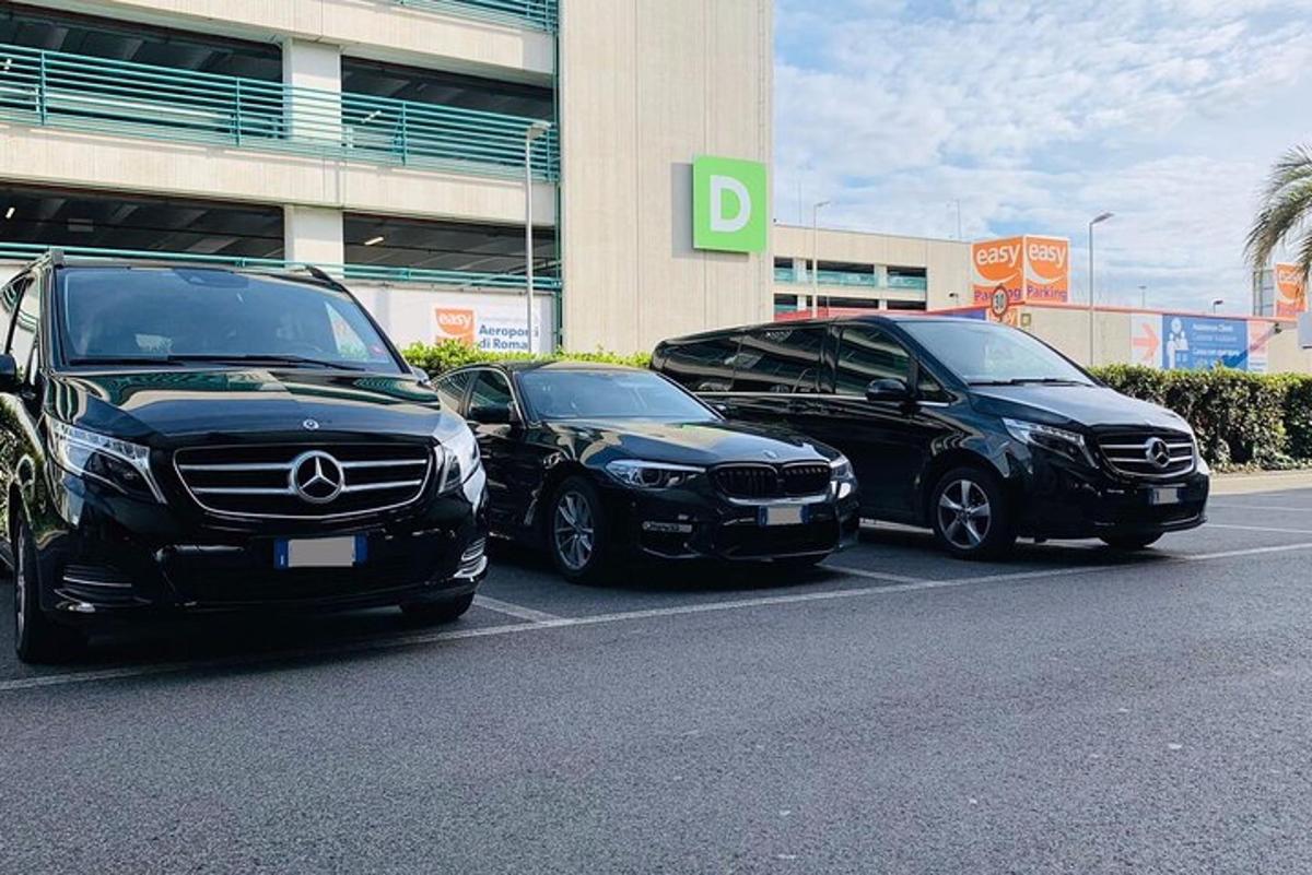 három autó parkolt egy épület előtti parkolóban