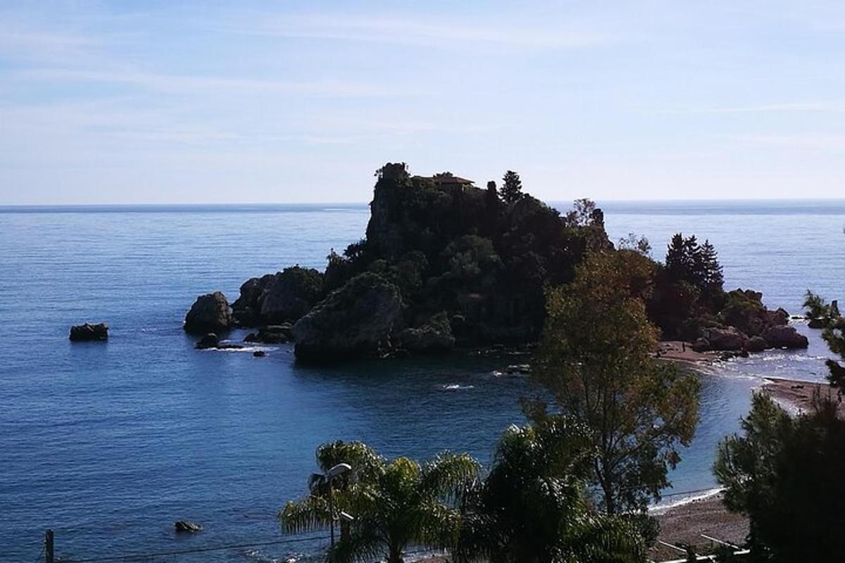una isla en medio de una gran masa de agua