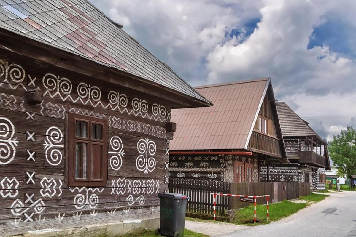 um antigo edifício de madeira com desenhos brancos