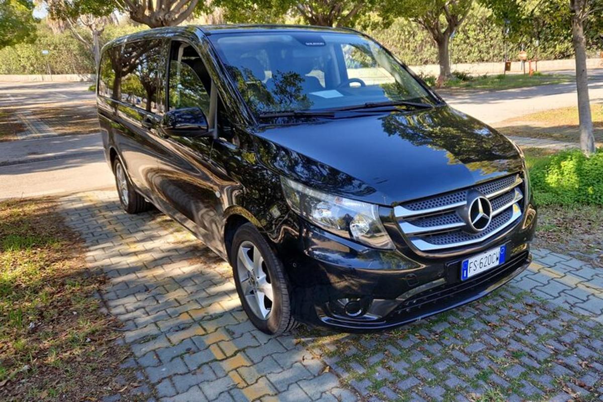 una camioneta negra estacionada en una calle adoquinada