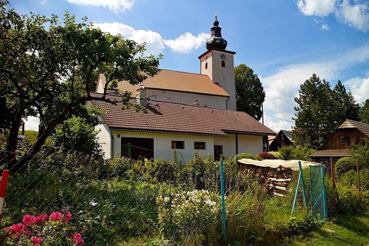 uma casa branca com uma torre no topo