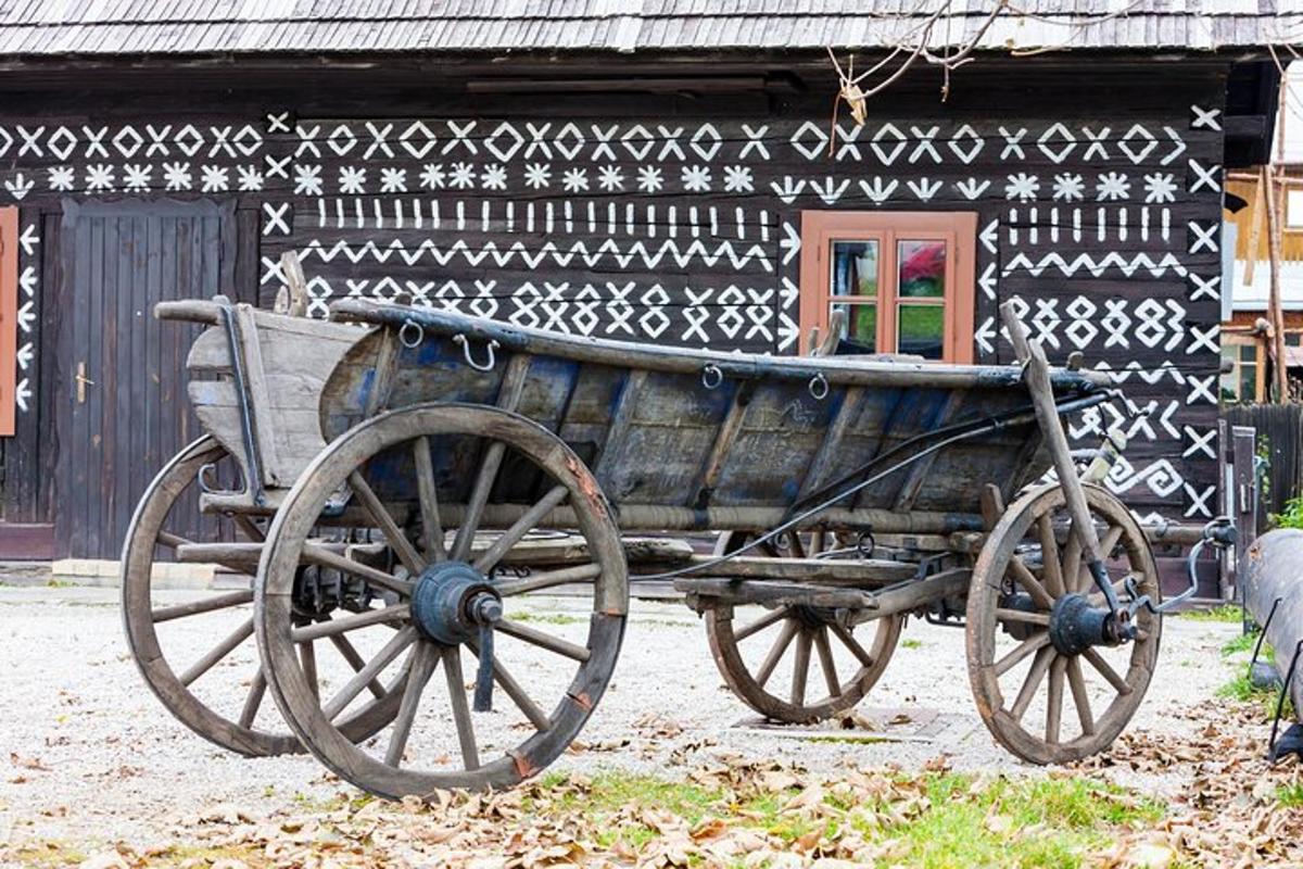 um velho carrinho de madeira parado em frente a um prédio