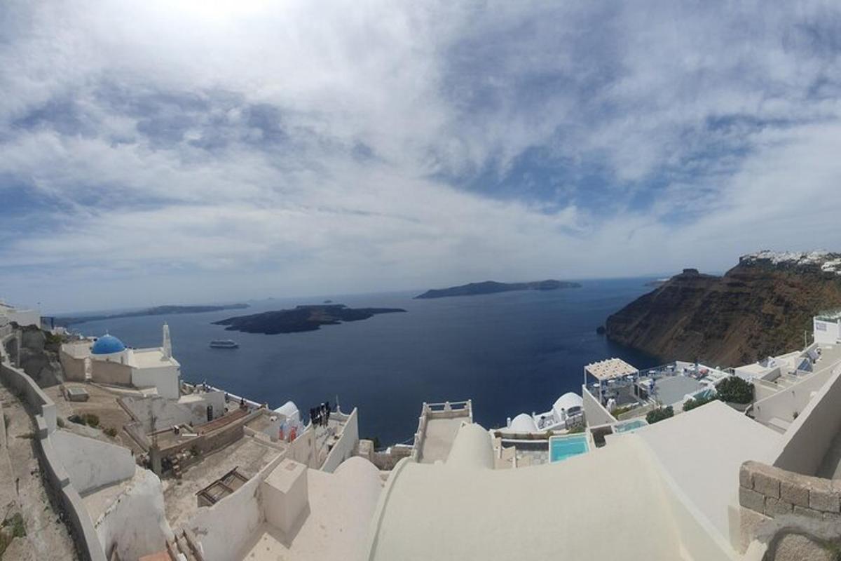 una vista di un grande specchio d'acqua con edifici bianchi