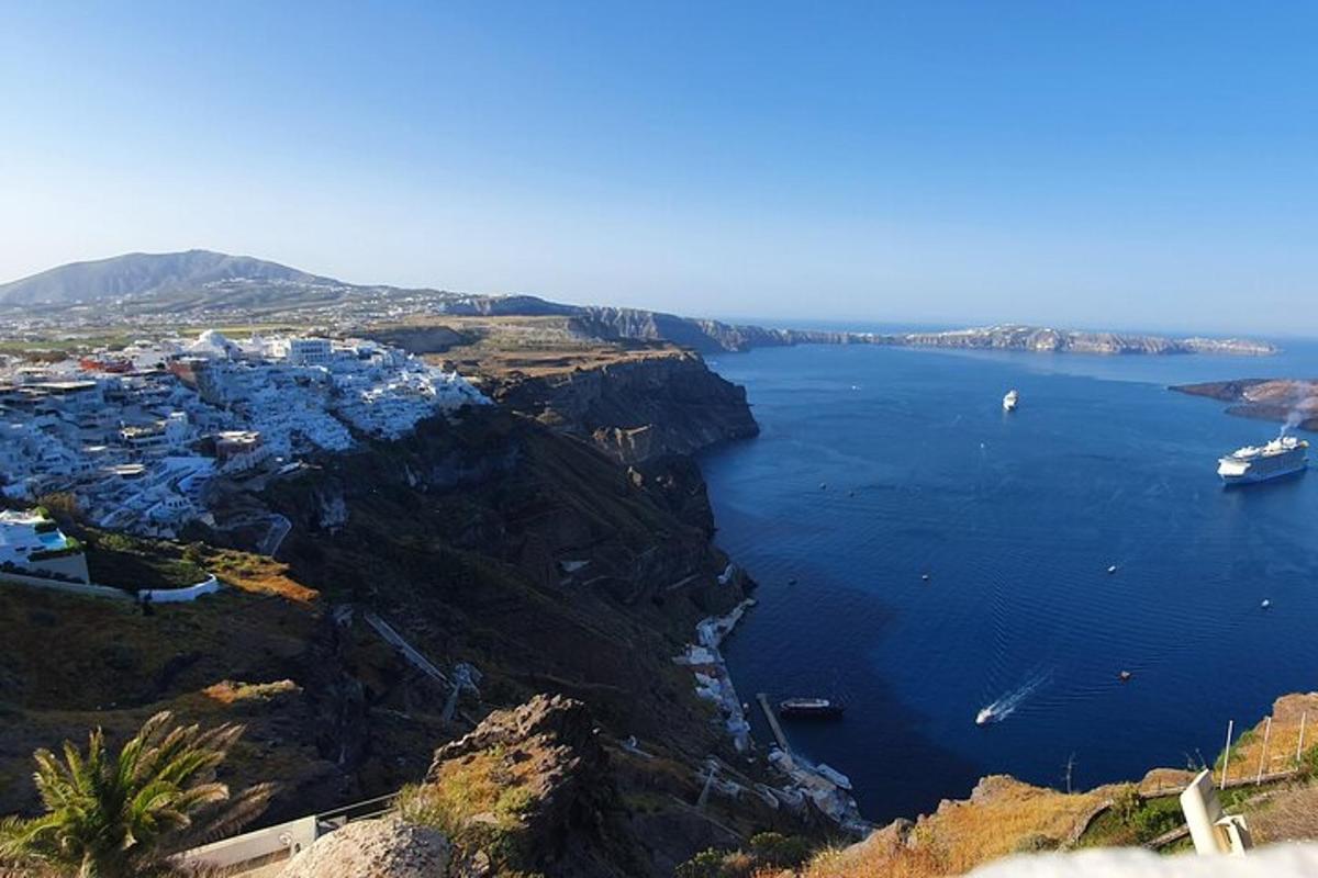 una vista aerea di una baia con barche in acqua