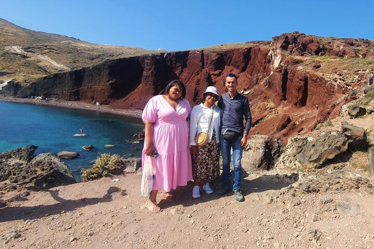 un uomo e una donna in piedi su una collina vicino all'oceano