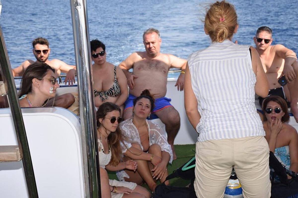 un gruppo di persone sedute su una barca