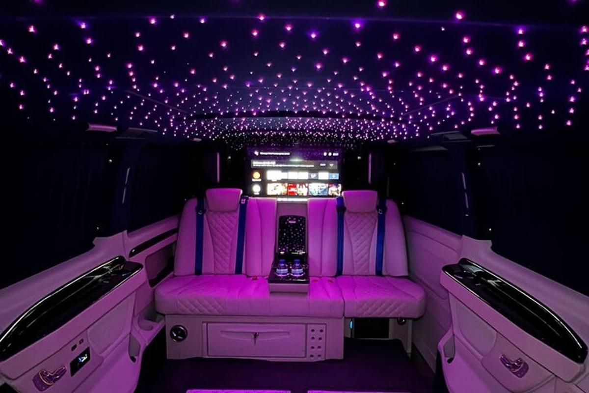 um interior de um veículo com iluminação e luzes roxas