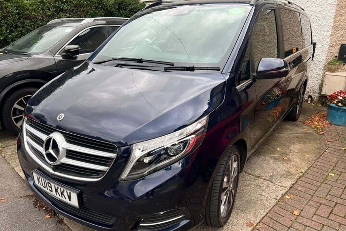 černé SUV zaparkované na parkovišti