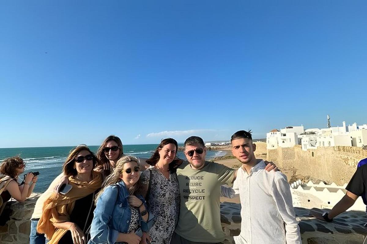um grupo de pessoas posando para uma foto na praia