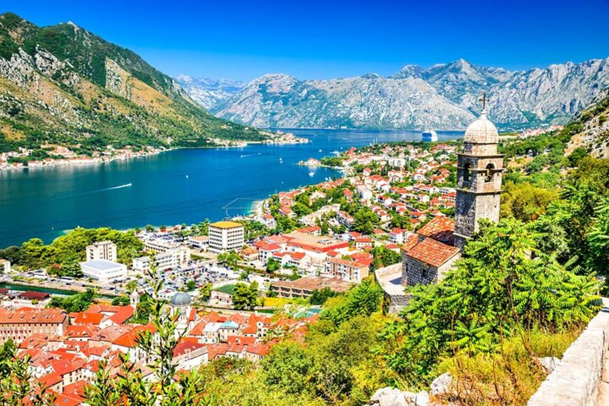 una vista di una città con un fiume e una città