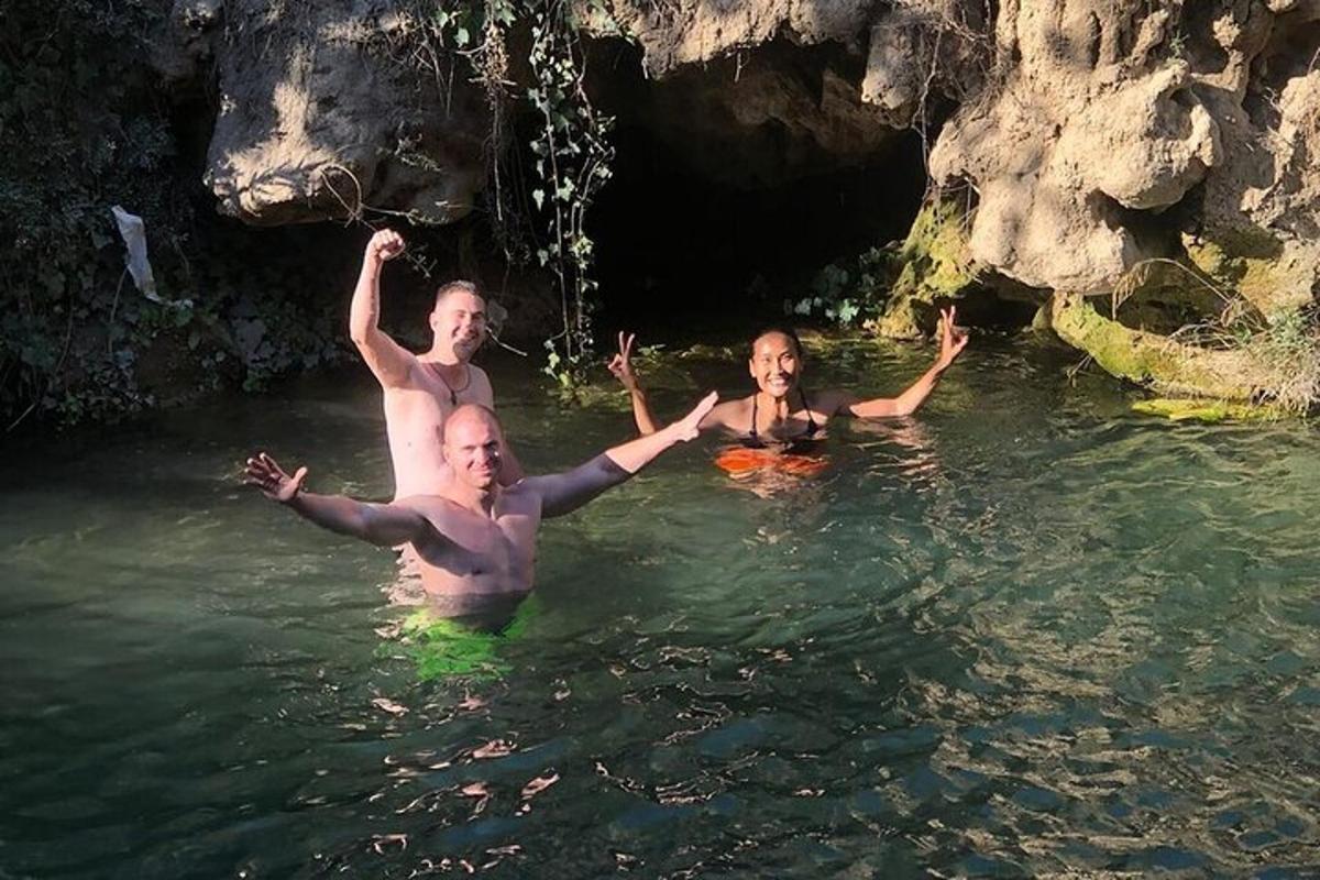 isang grupo ng mga tao sa tubig sa isang kuweba