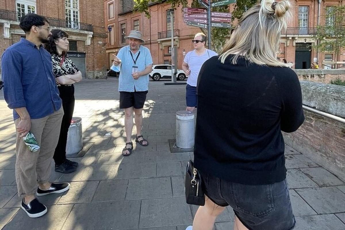 hópur fólks sem stendur á gangstétt