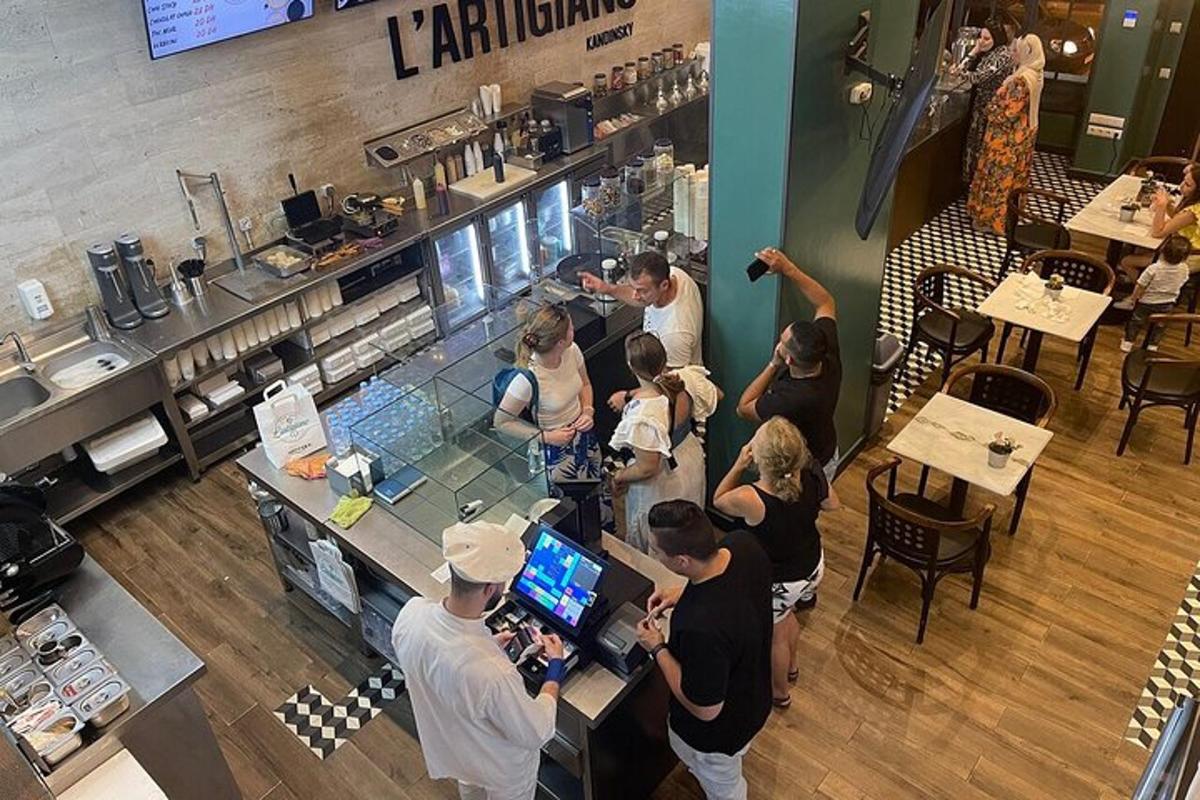 en gruppe mennesker som står ved en disk i en restaurant