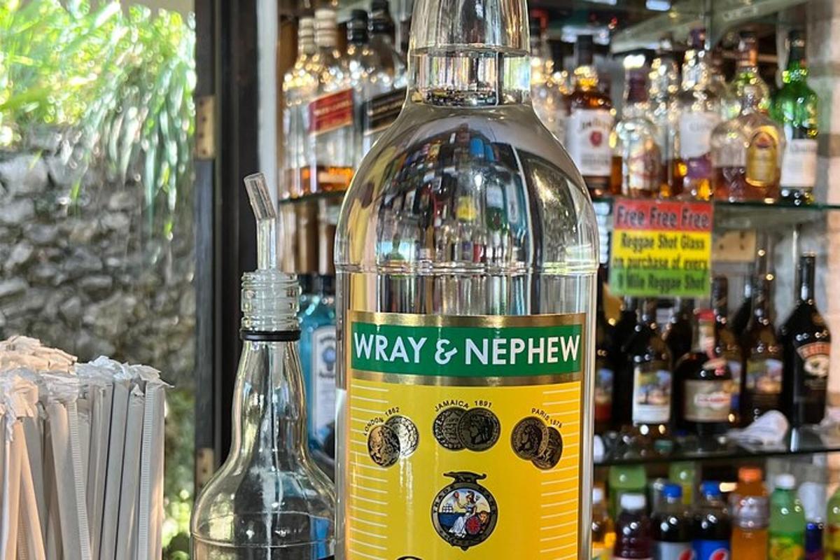 eine große Flasche Alkohol steht auf einem Tisch in einem Geschäft