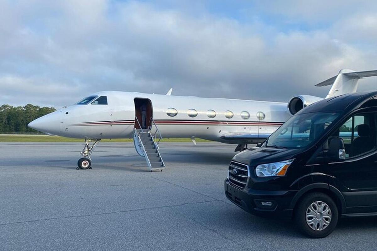 um carro estacionado ao lado de um avião na pista