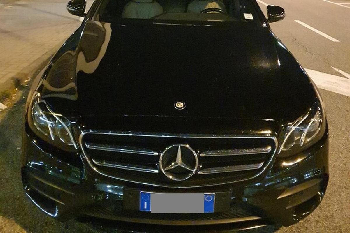 ένα αυτοκίνητο Mercedes Benz παρκαρισμένο στην άκρη του δρόμου