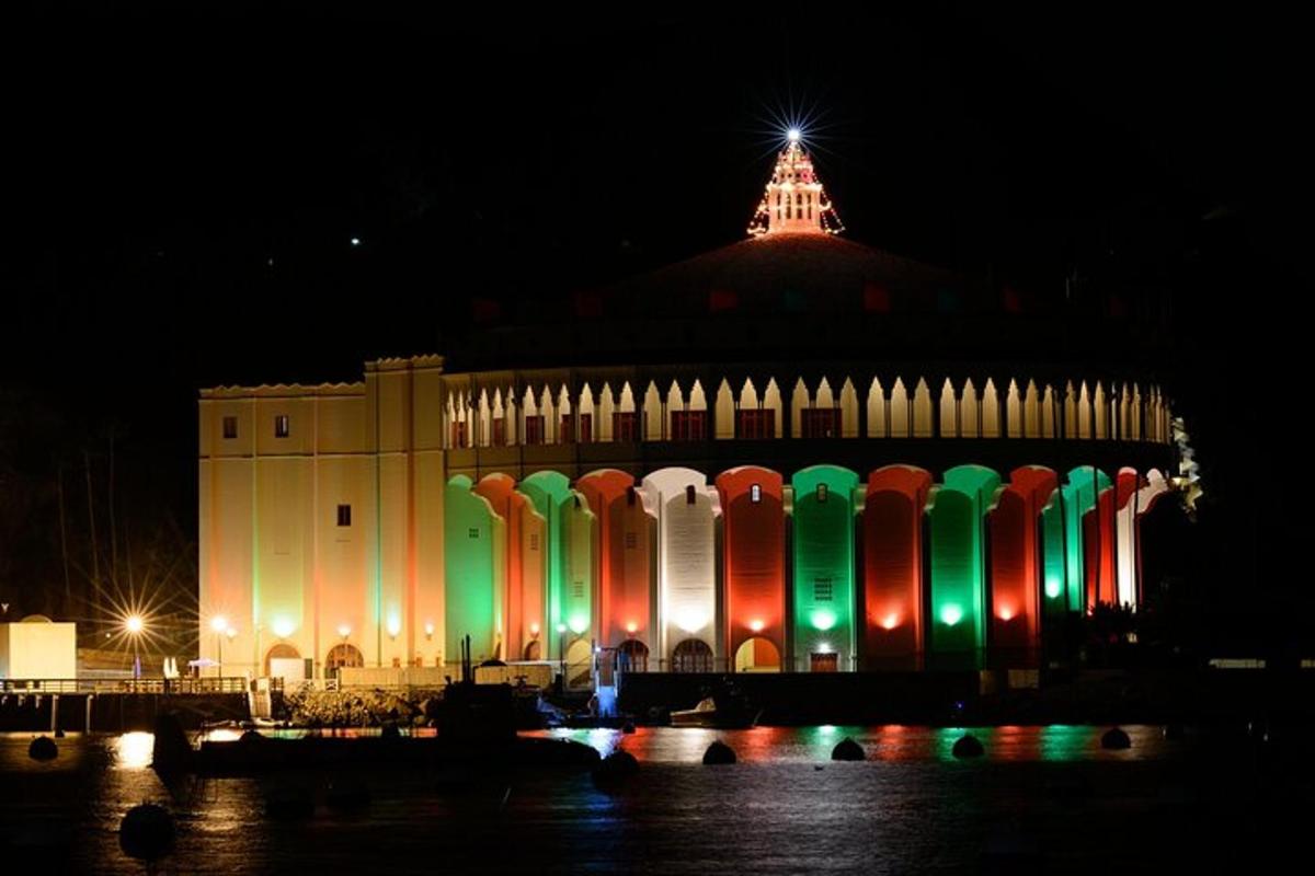 sebuah bangunan dengan lampu berwarna-warni di atasnya pada waktu malam