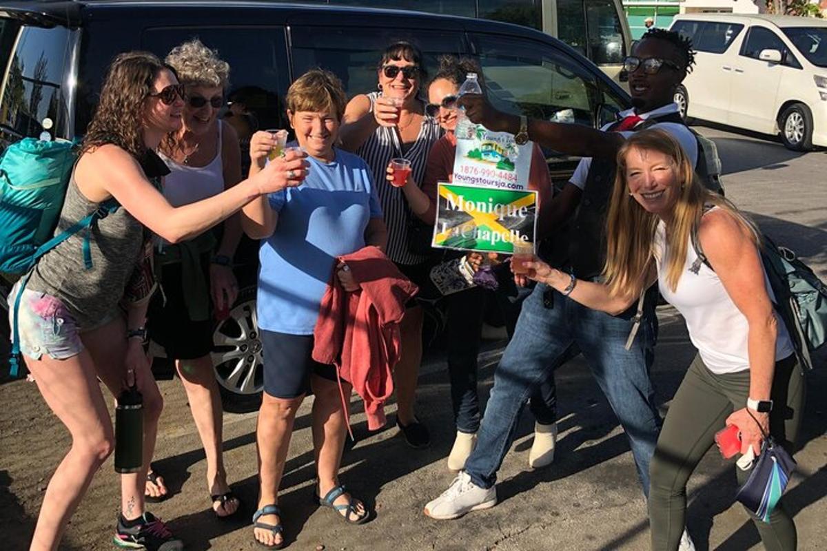 un gruppo di persone in posa per una foto con una torta