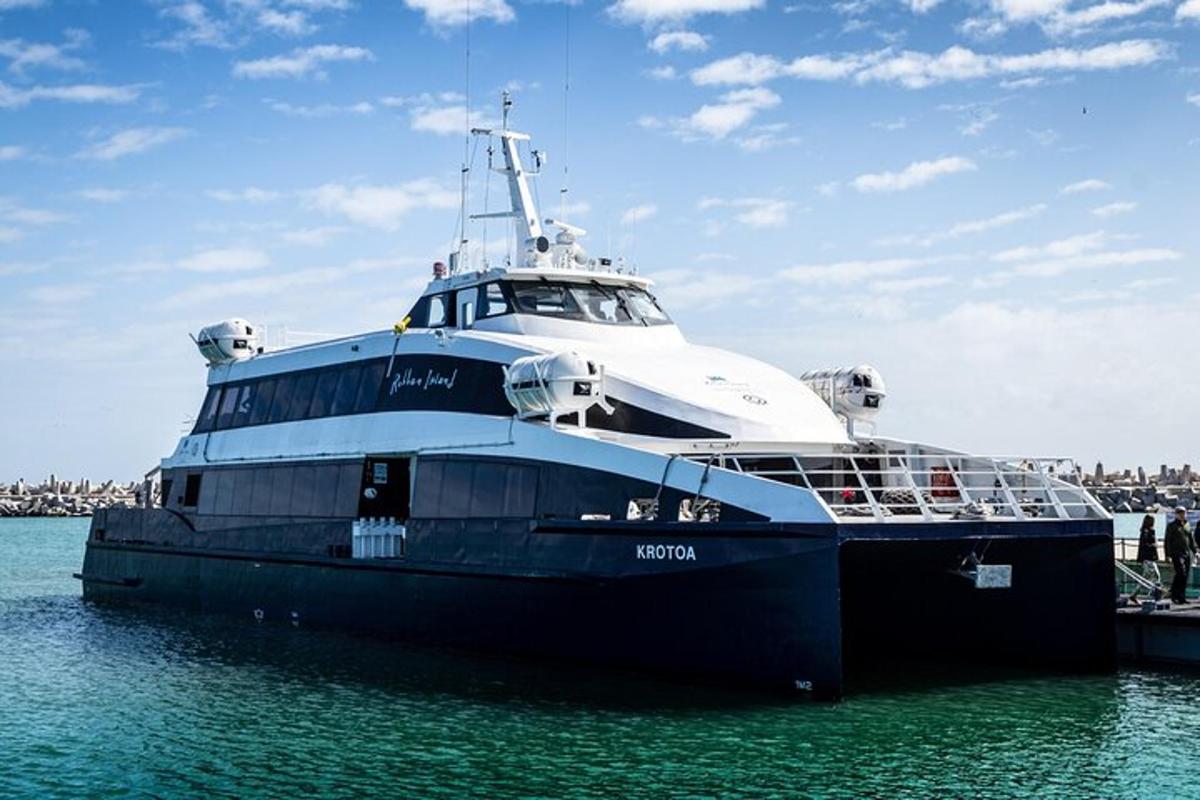 Un gran barco está atracado en el agua