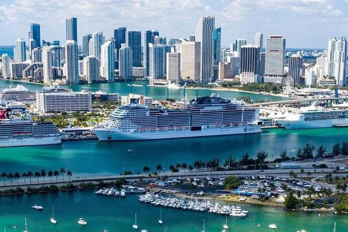 una ciudad con cruceros atracados en un puerto