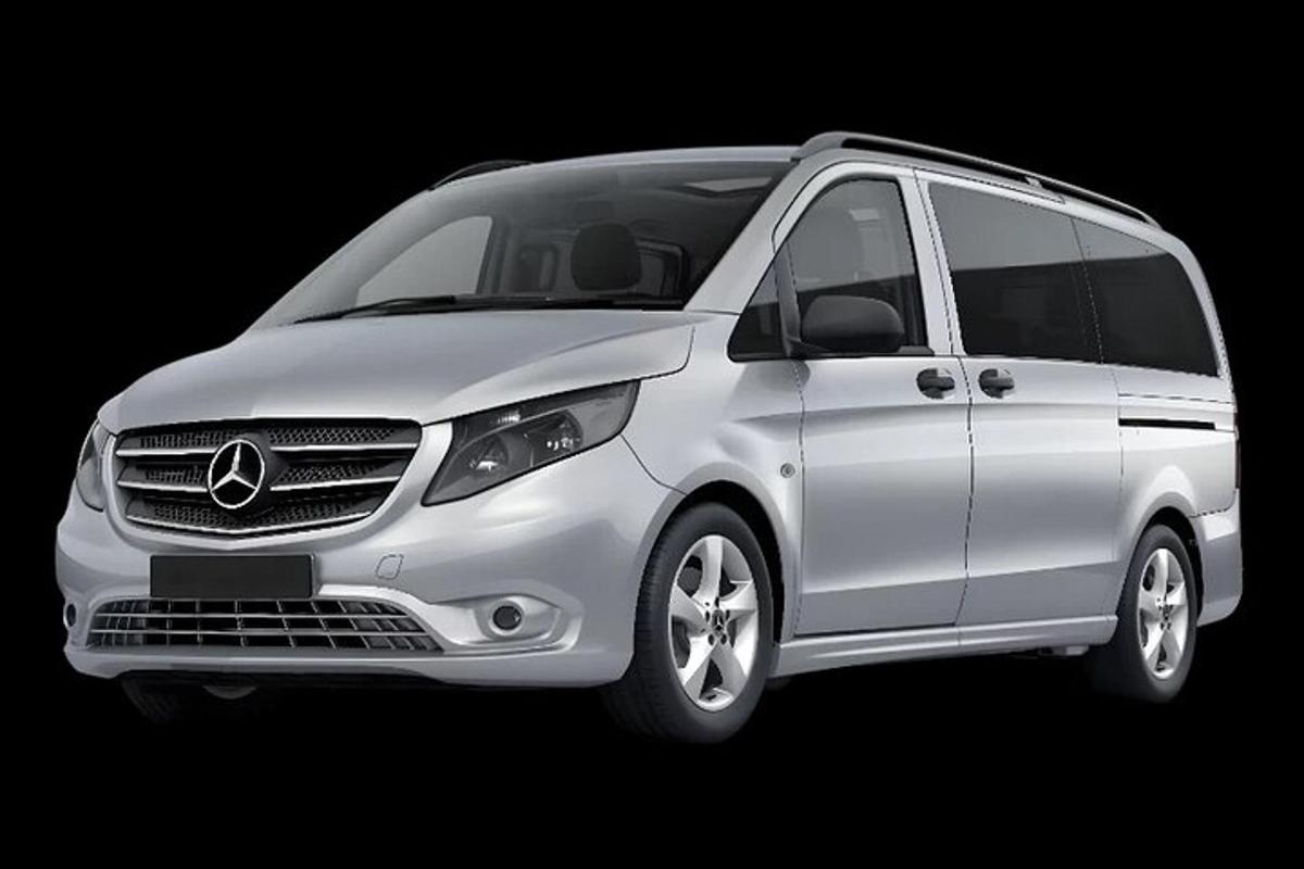 Bílá dodávka Mercedes Benz na černém pozadí