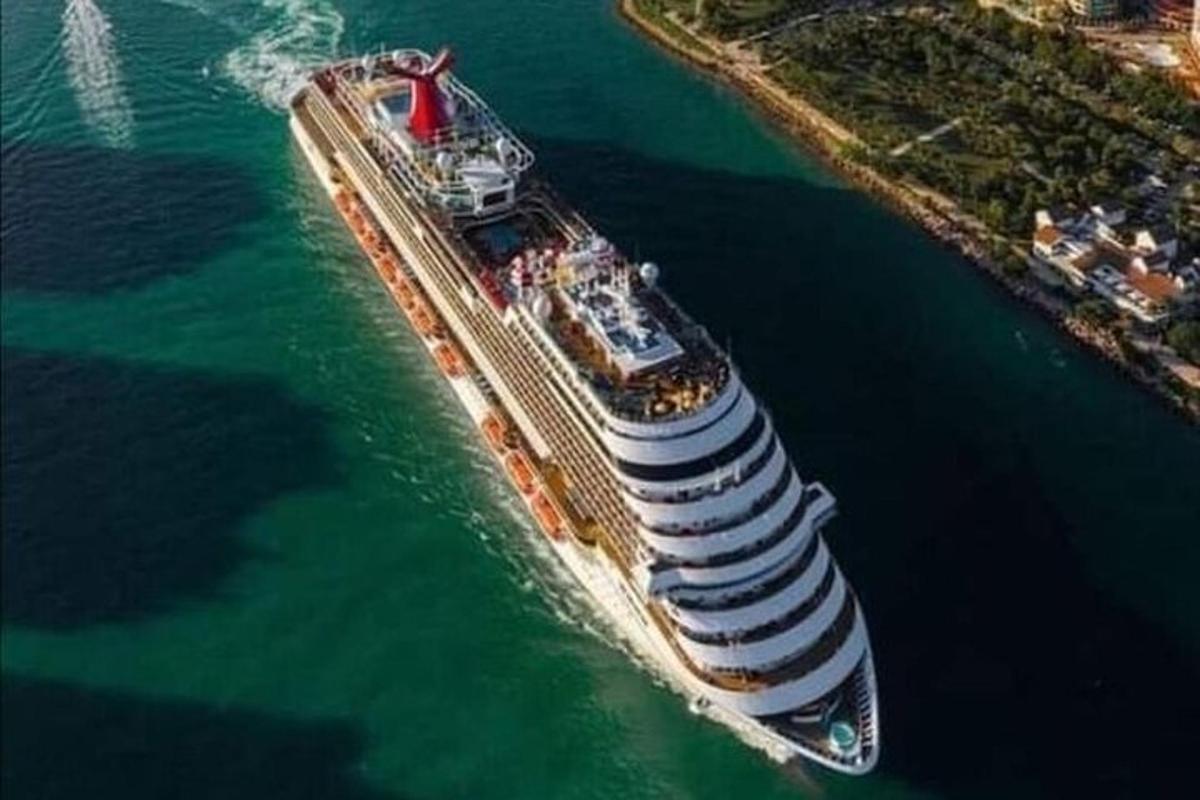 una vista aérea de un crucero en el agua