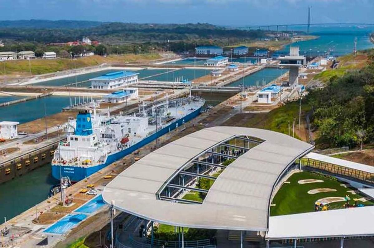 una nave da crociera è attraccata in un porto