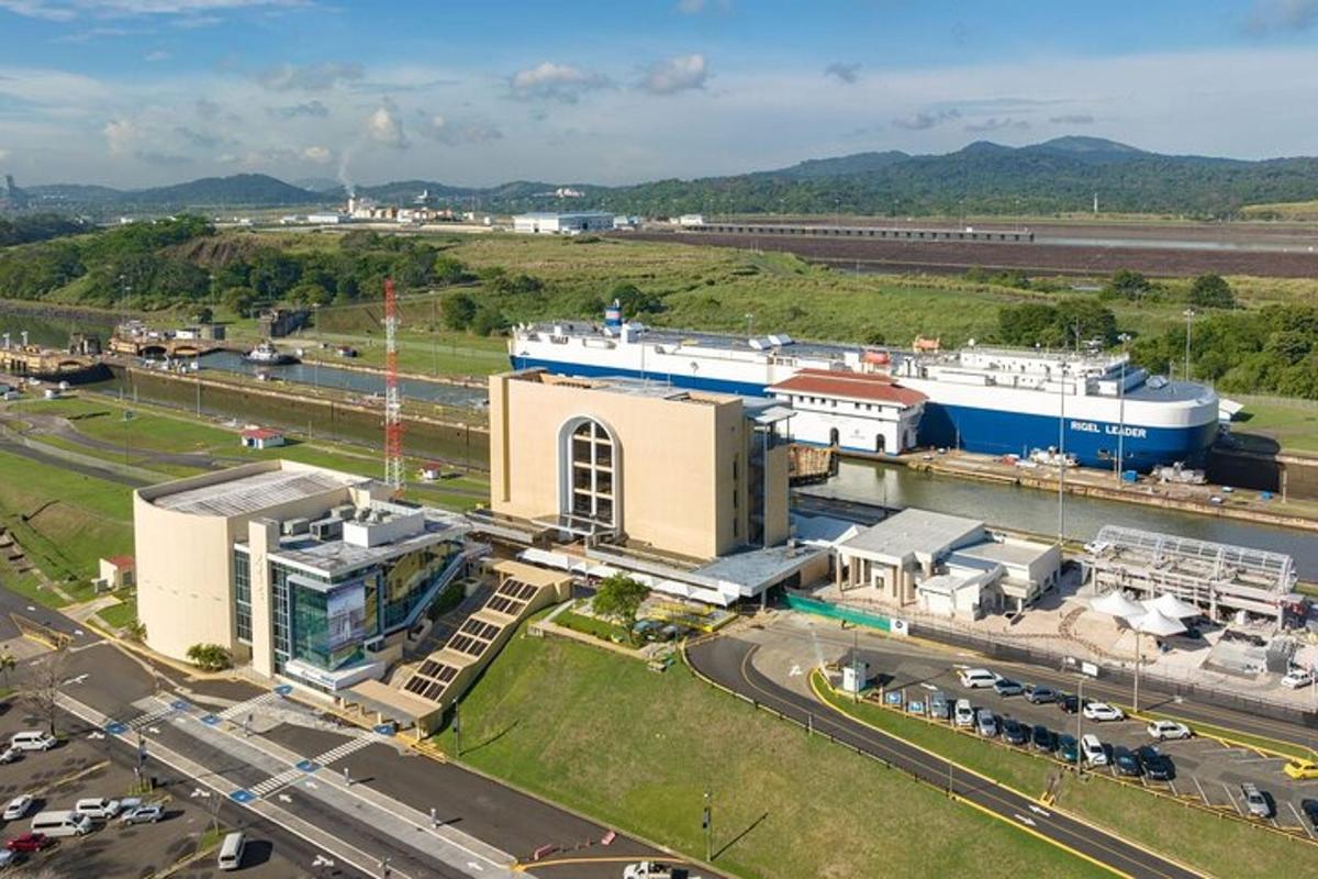 una vista aerea di un grande edificio con un'autostrada