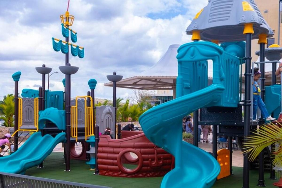un parco giochi con uno scivolo in un parco