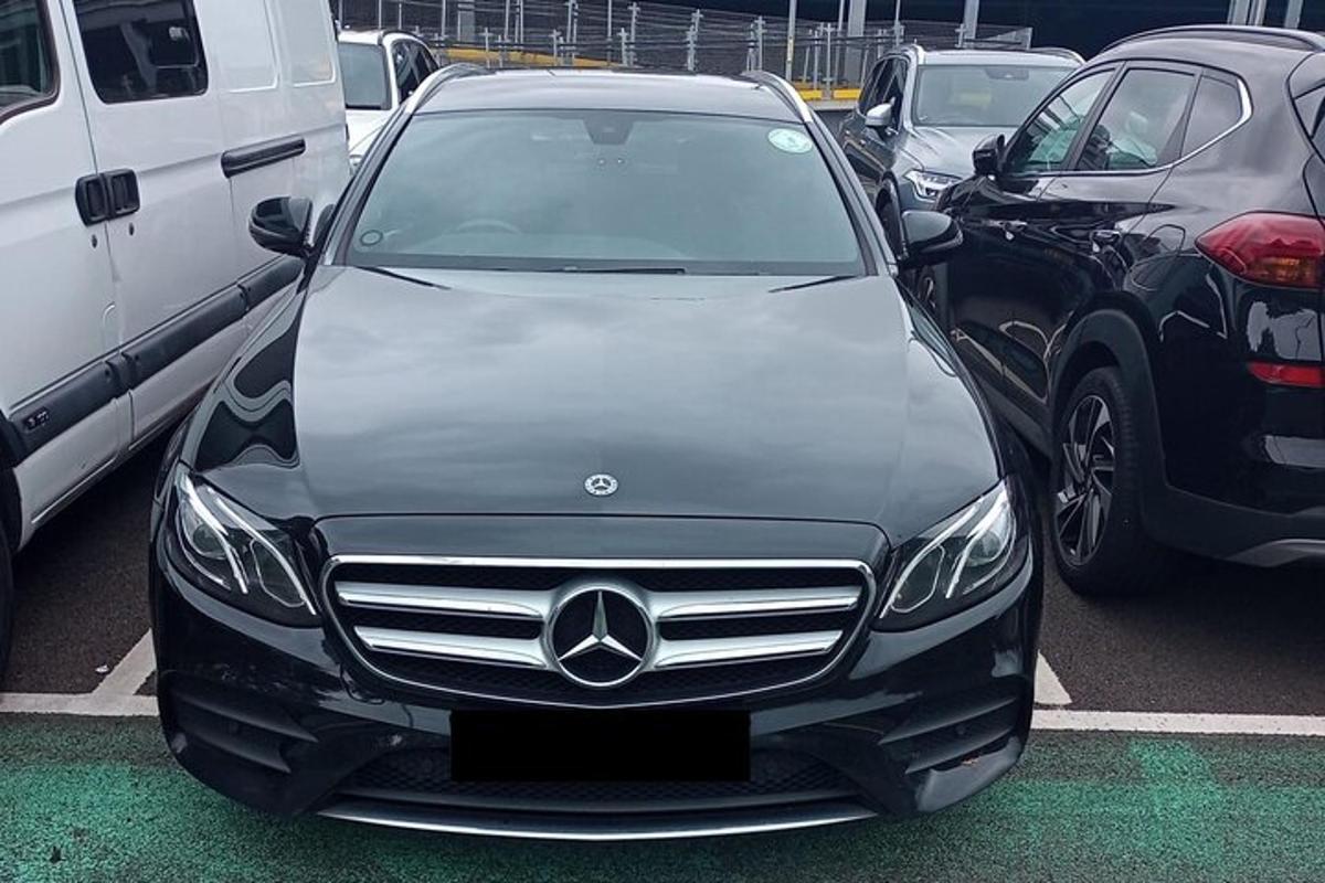 un'auto Mercedes Benz parcheggiata in un parcheggio
